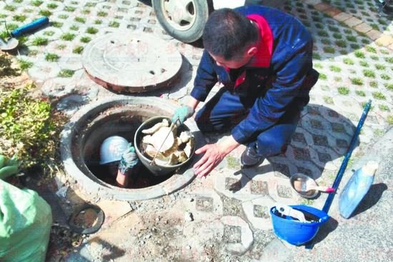 熱企工作人員檢修供熱管道。